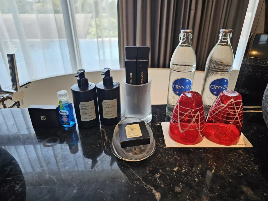 Вода и принадлежности в банята