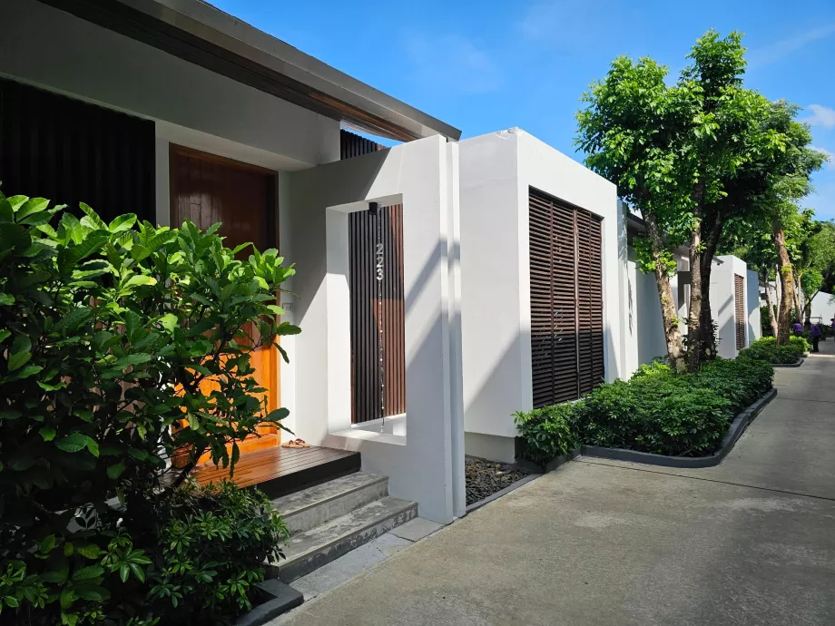 Входове към частни вили с плувен басейн