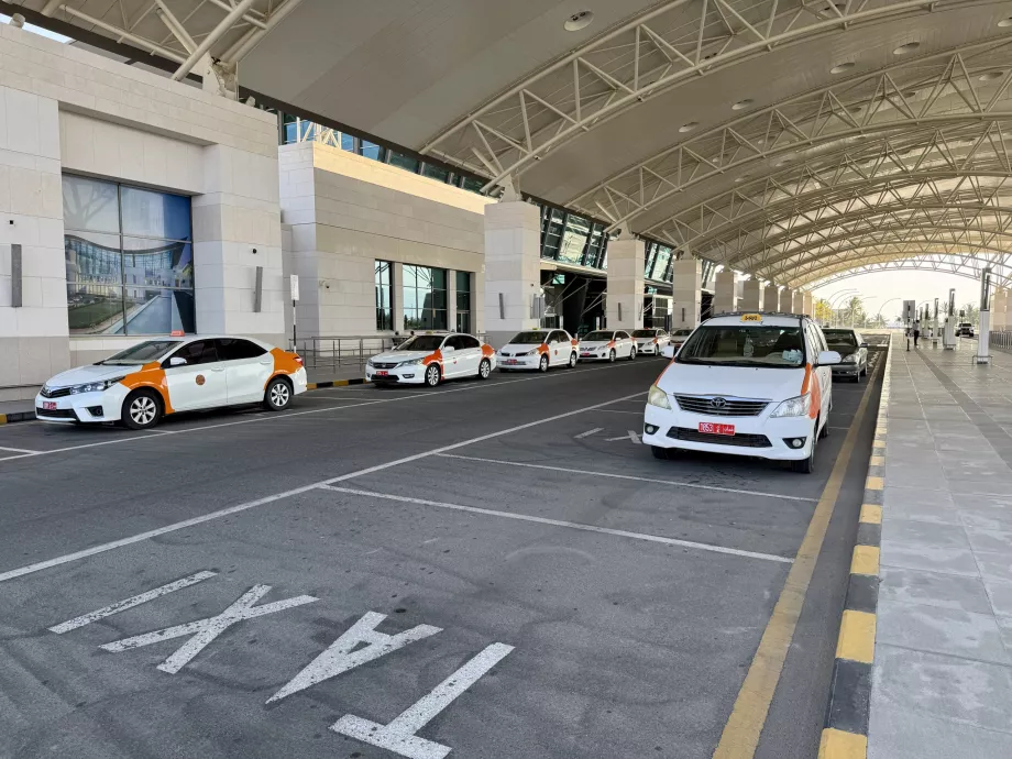 Таксиметрова кола от Salalah Airport SLL