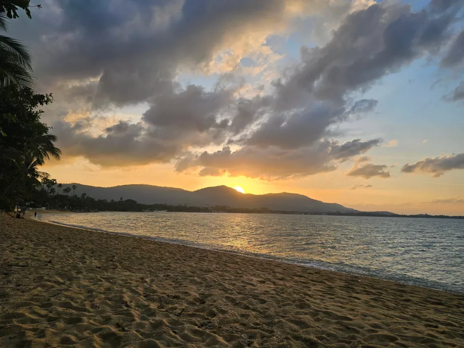 Залез над острова - гледка от плажа на хотела