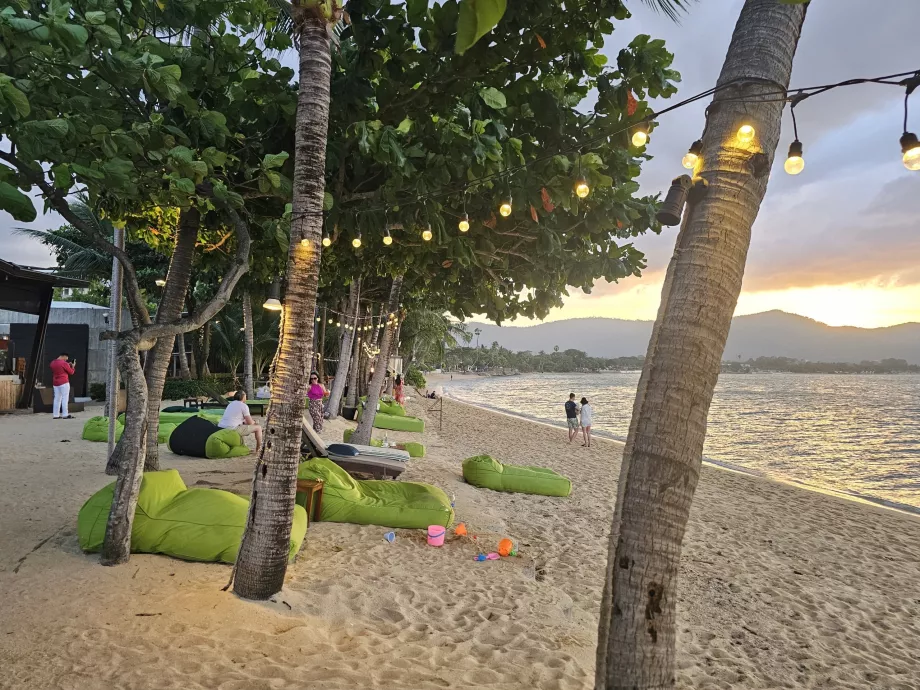 Плажът на хотела вечерта