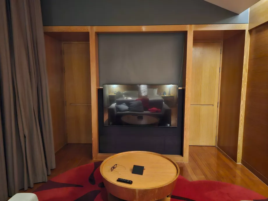 Стая със затворена врата, разделяща коридора и банята