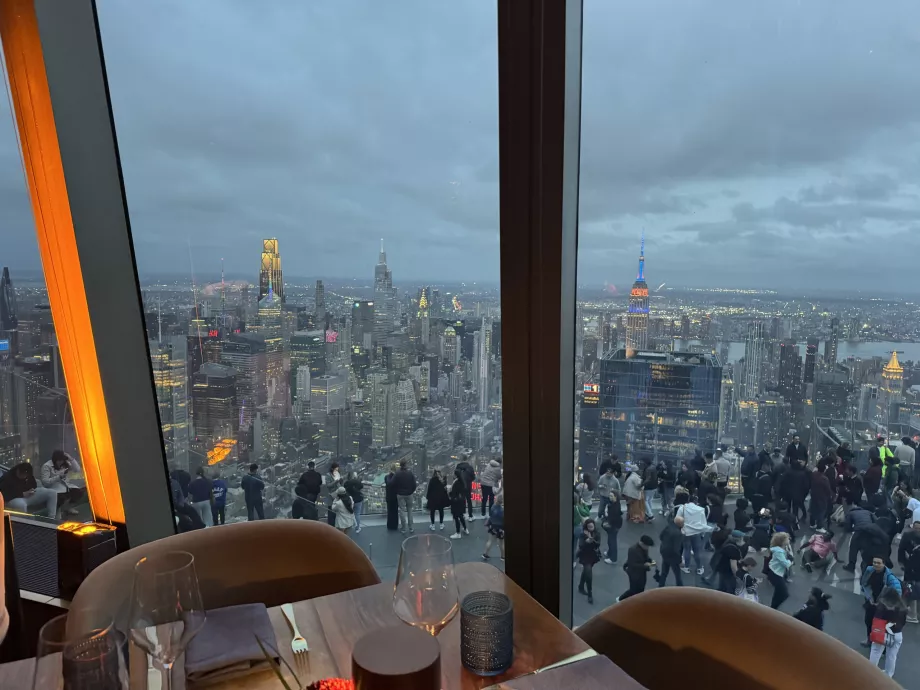 Изглед от ресторант Peak