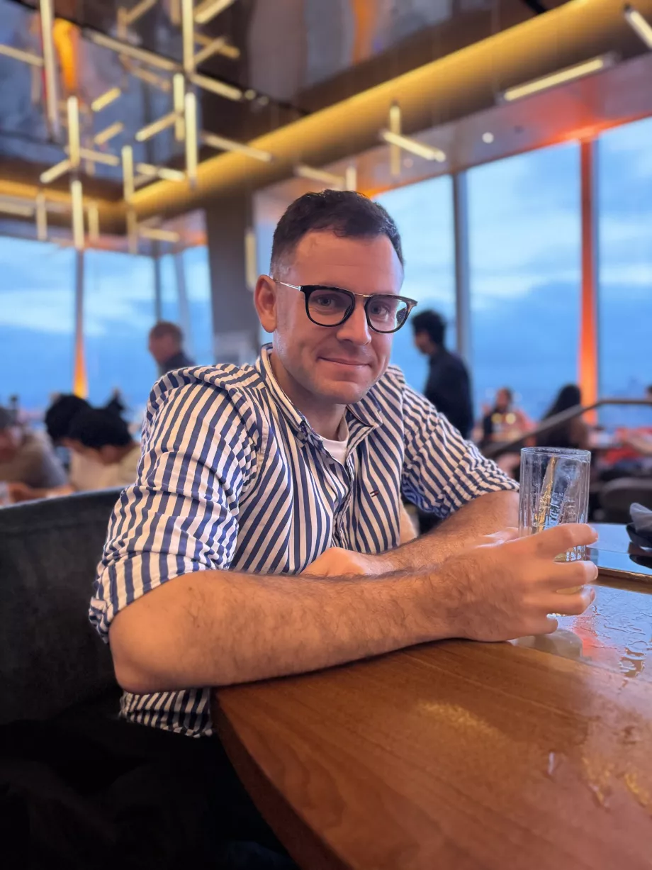 Аз в ресторант Peak