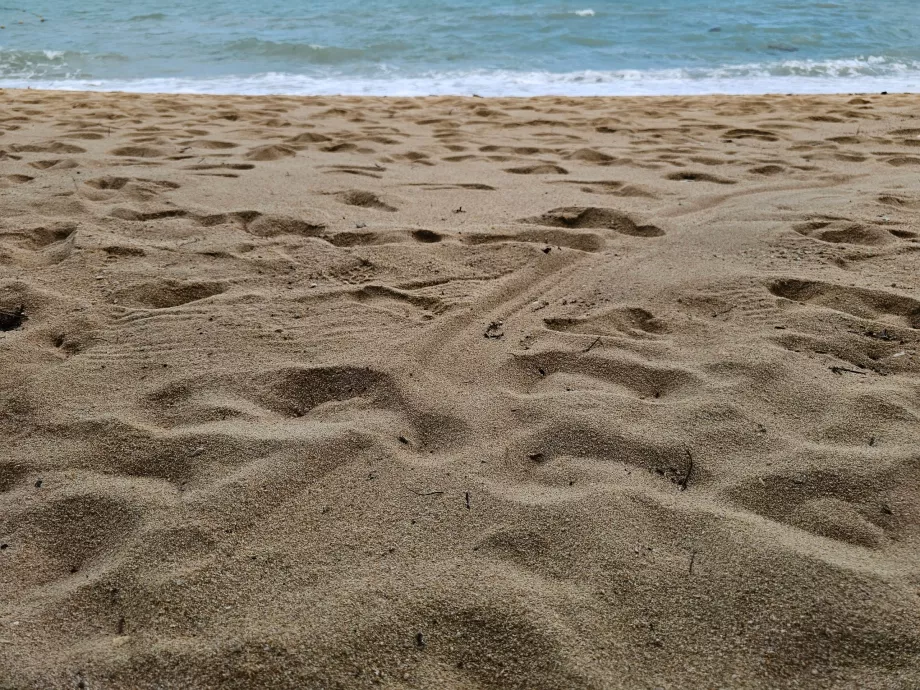 По-груб пясък на плажа на хотела