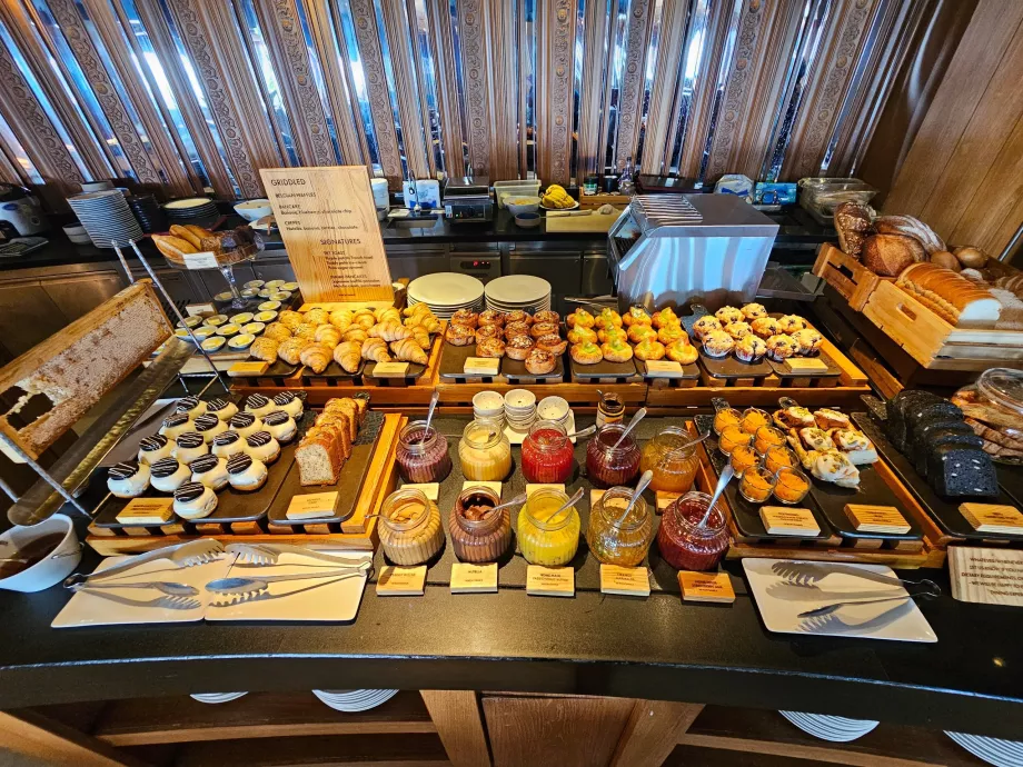 Закуска - сладкиши и конфитюри