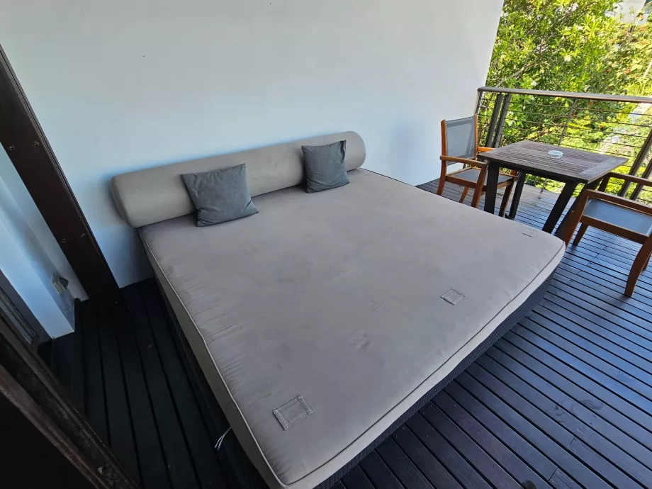 Диван на терасата