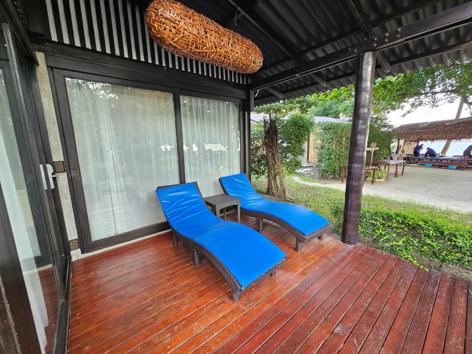 Шезлонги пред нашия апартамент с една спалня