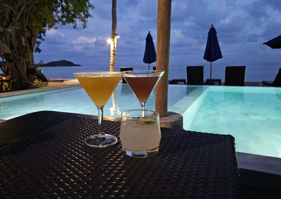 Напитки край басейна