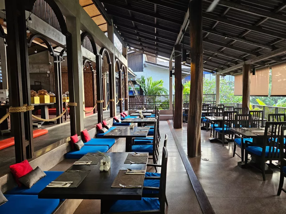 Ресторант на хотела, в който се сервира закуска