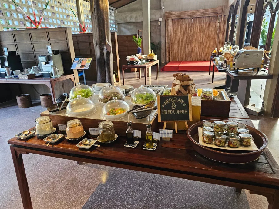 Закуска - кът със здравословни храни и салати