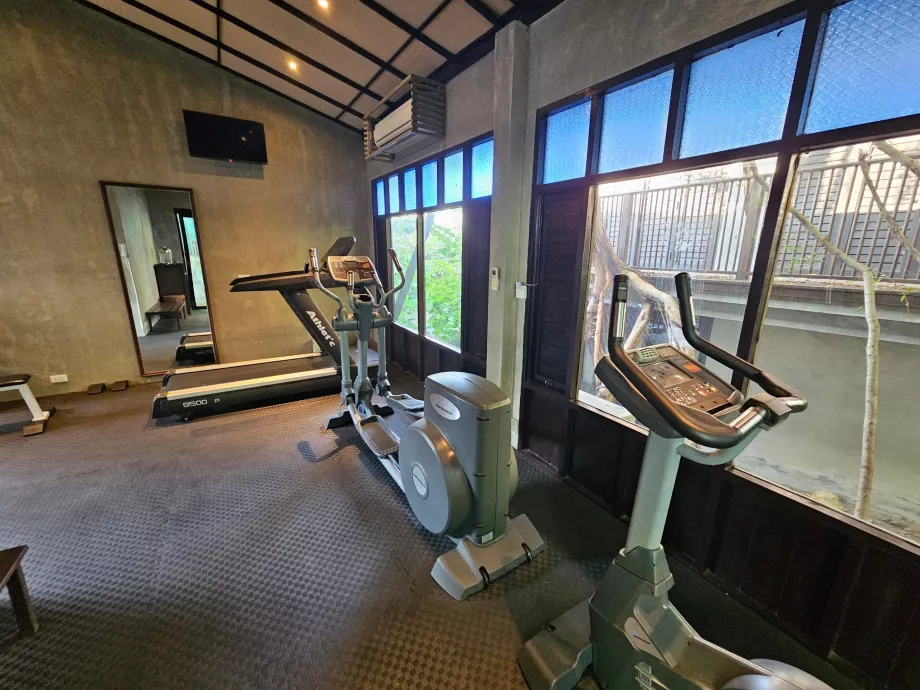 Фитнес зала със старо оборудване