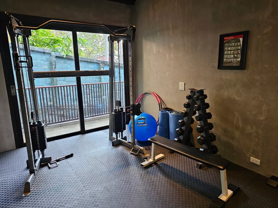 Фитнес зала със старо оборудване