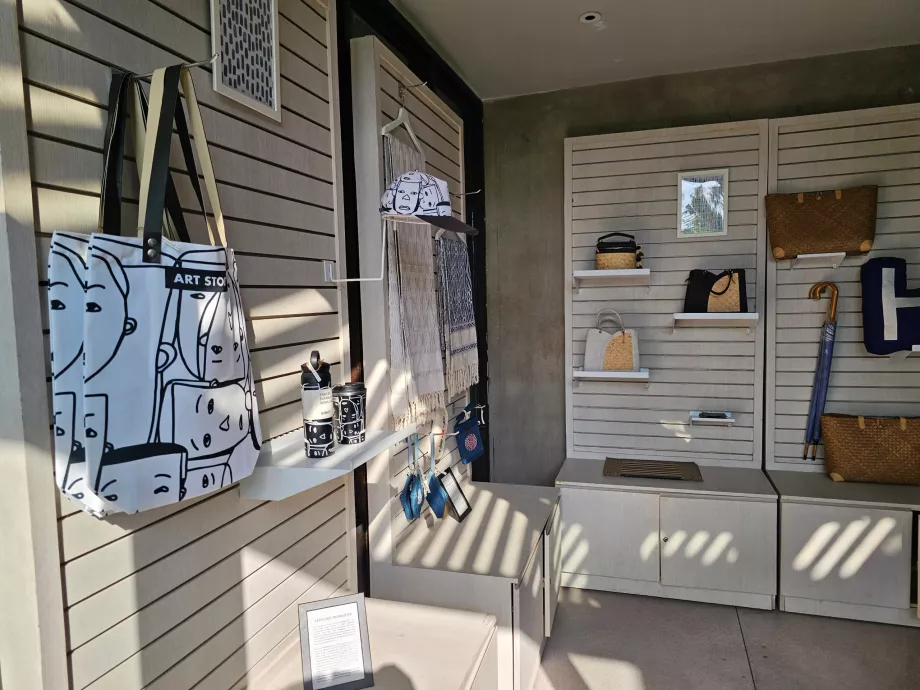 Малък магазин за сувенири на рецепцията