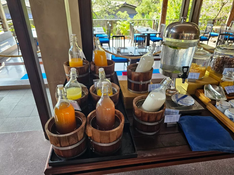 Закуска - сокове, вода и мляко