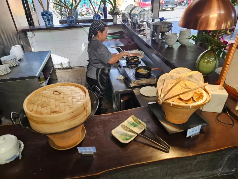 Закуска - приготвяне на палачинки и яйца