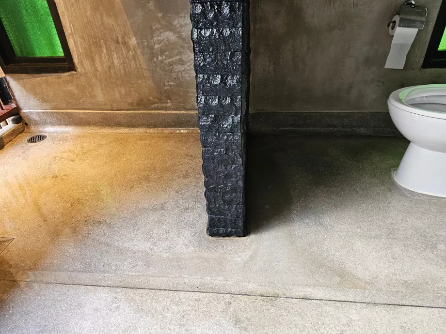 Водата от душа се стича в тоалетната