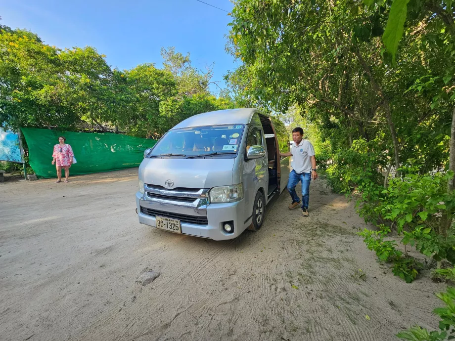 Миниван за трансфер от хотела до пристанището