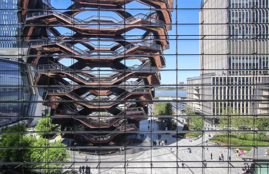 Корабът, гледан от небостъргача The Edge