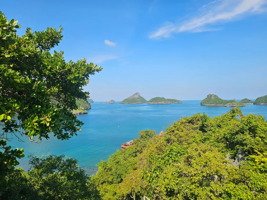 Изглед от езерото Емералд