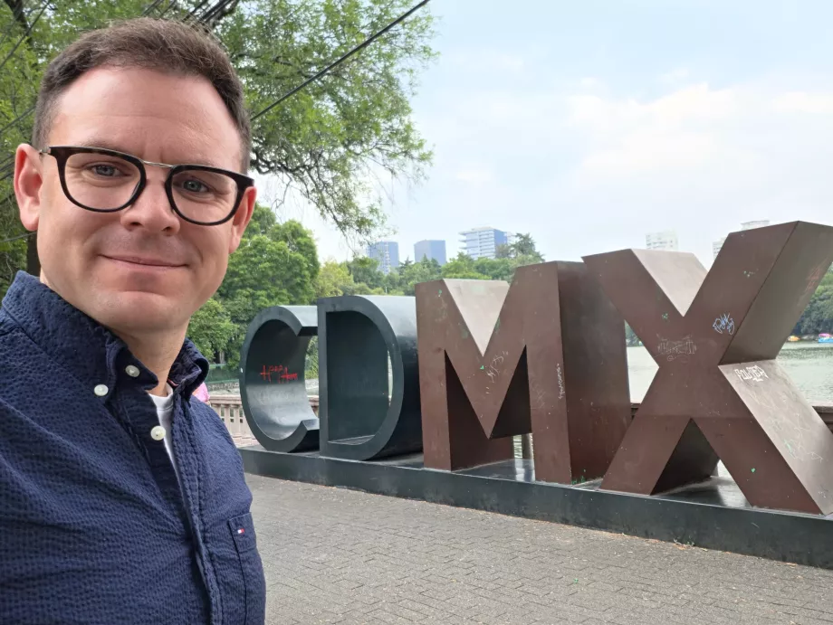 Аз пред надписа "CDMX"