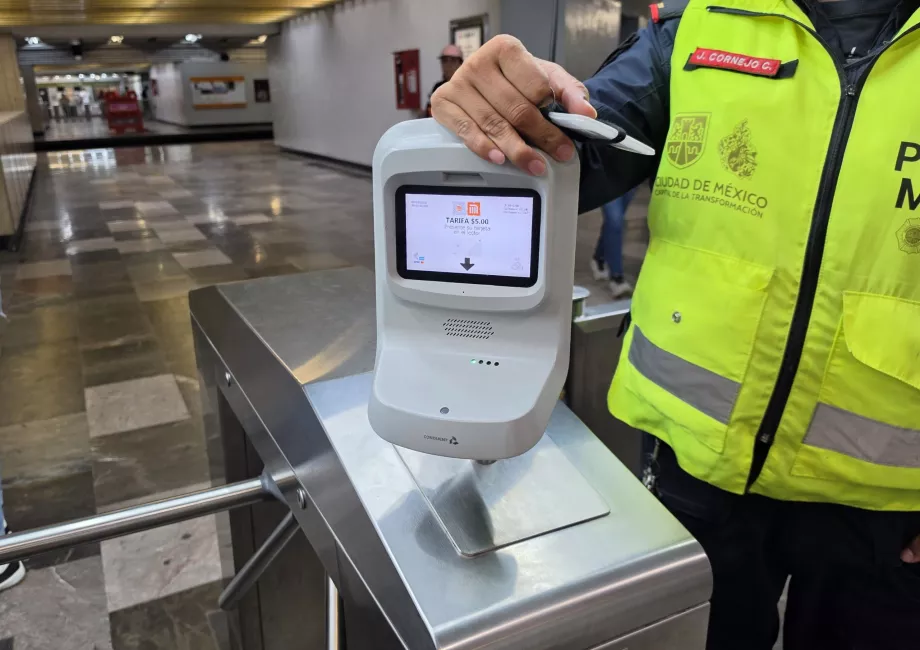 Плащане с карта в метрото