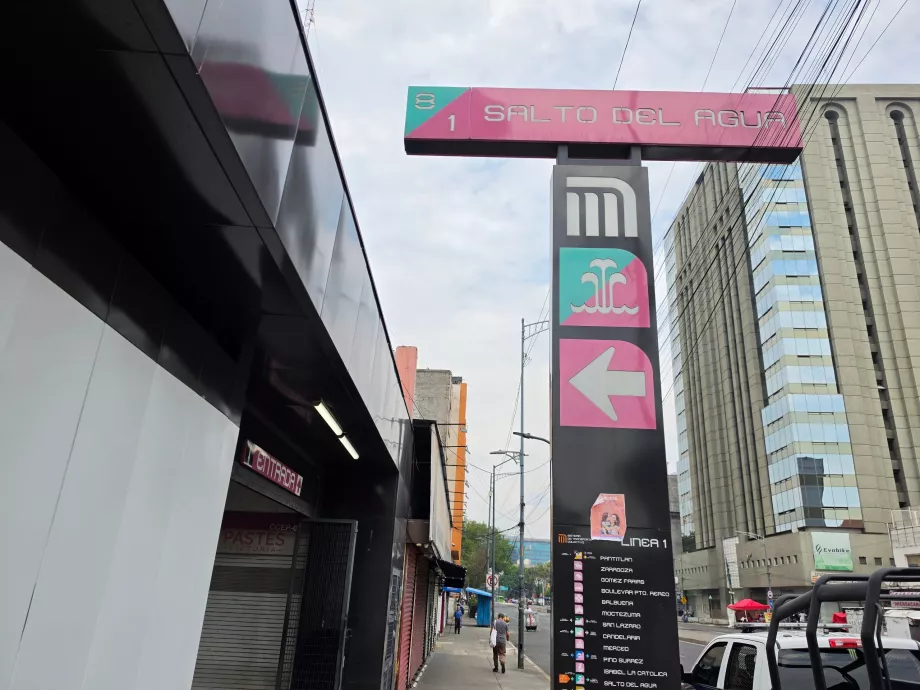 Маркировка на входа на метростанцията