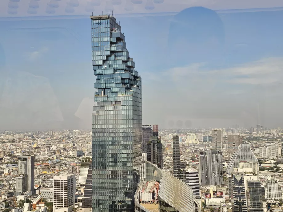 Арабика - кула Empire, изглед към King Power Mahanakhon