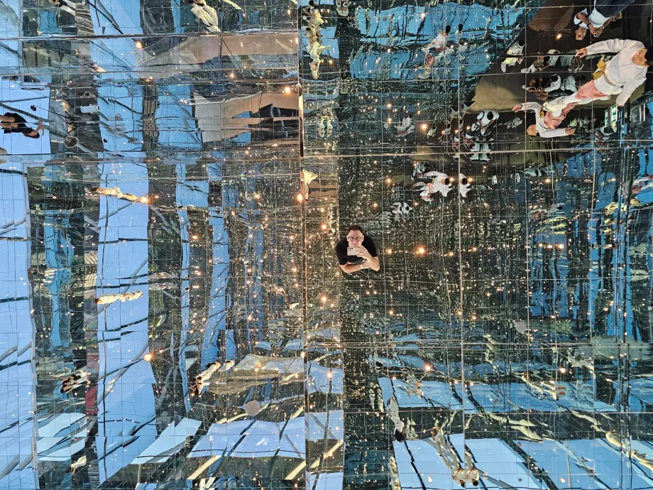 Akara Sky Hanuman - отражение на Банкок