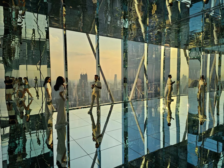 Akara Sky Hanuman - отражение на Банкок