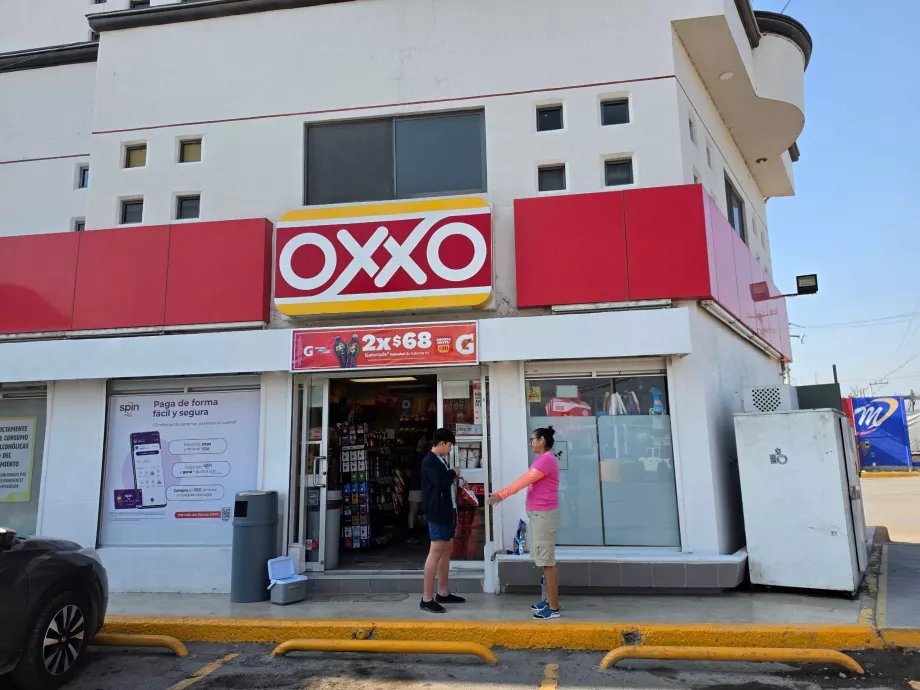 Отсреща е мини-маркетът Oxxo