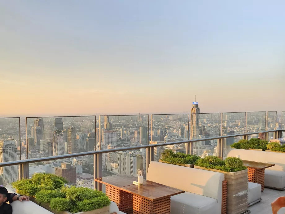 Akara Sky Hanuman - изглед към Банкок