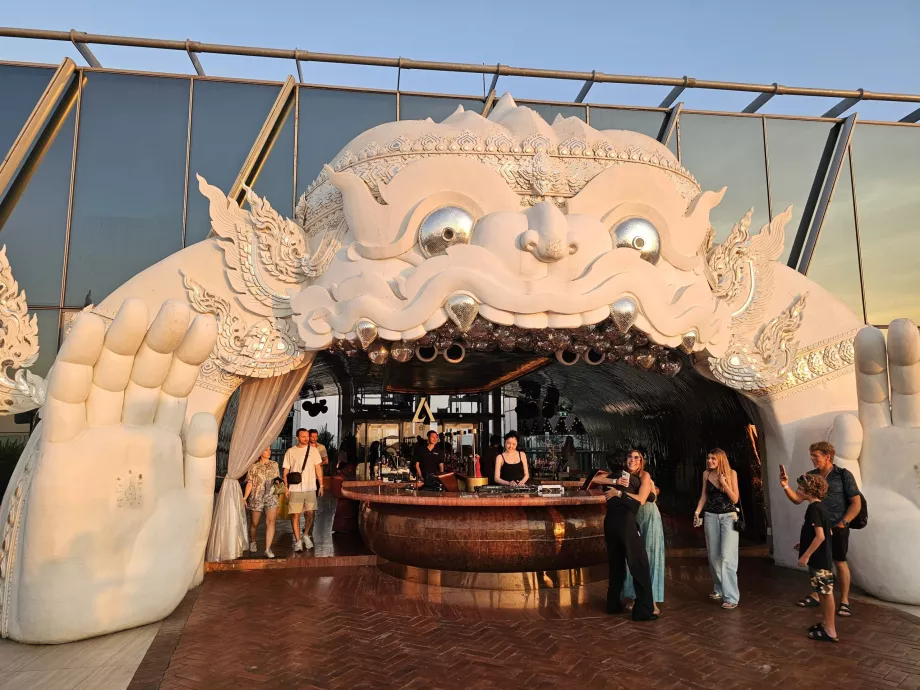 Akara Sky Hanuman - емблематичният вход към терасата