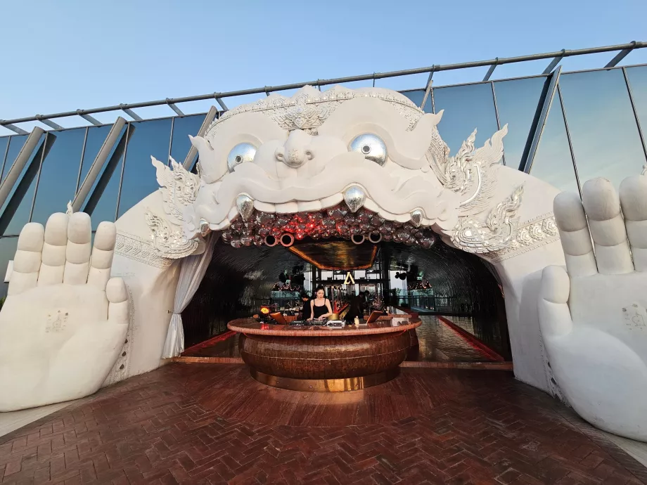 Akara Sky Hanuman - емблематичният вход към терасата