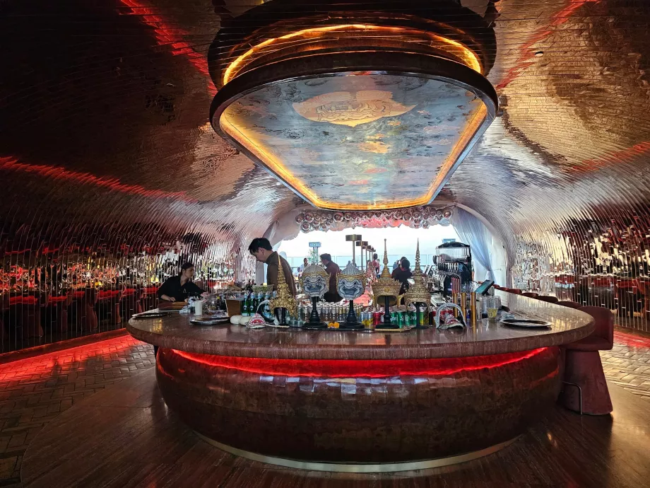 Бар на покрива на Akara Sky Hanuman