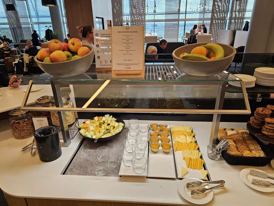 Сладкиши, плодове и сирене