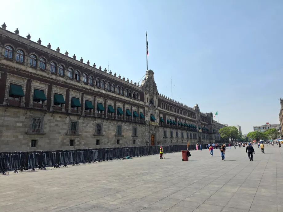 Площад Zócalo, Национален дворец