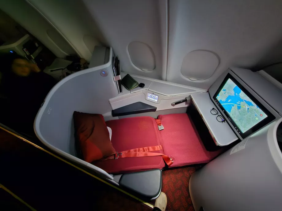 Диван, разгънат на легло