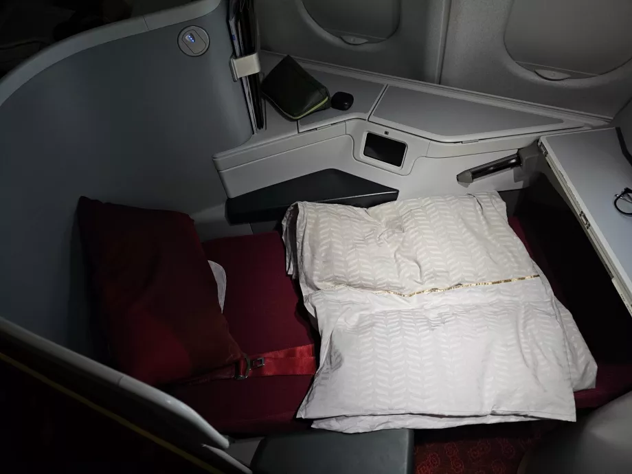 Диван, разгънат на легло