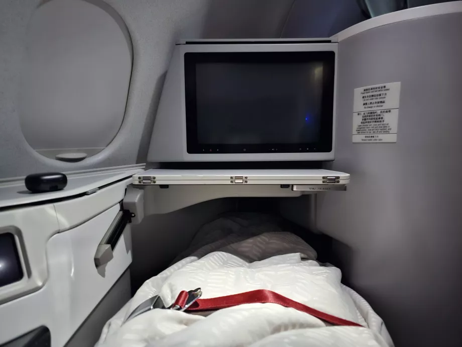 Диван, разгънат на легло