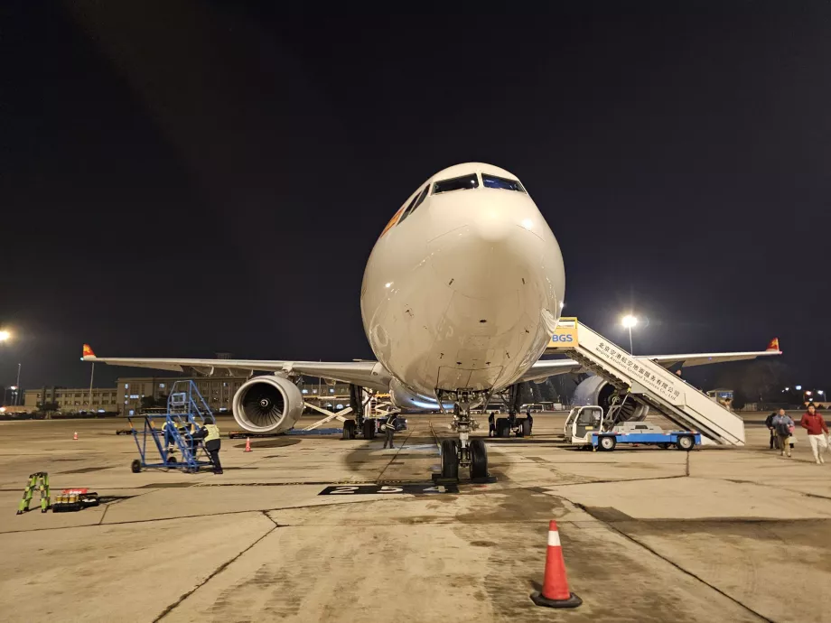 Самолетът след пристигане в Пекин