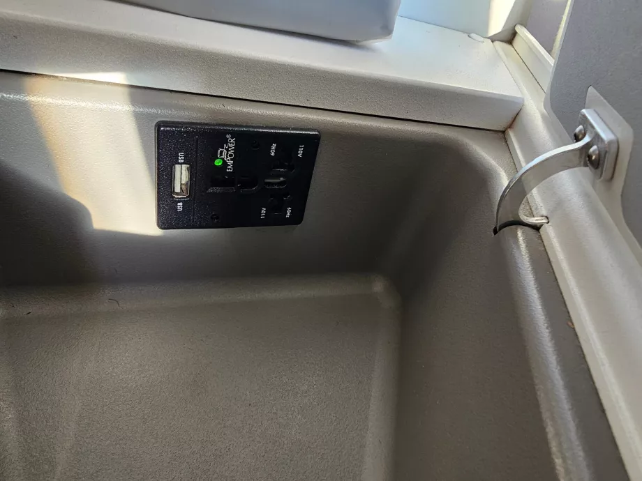 Разклонител и USB конектор