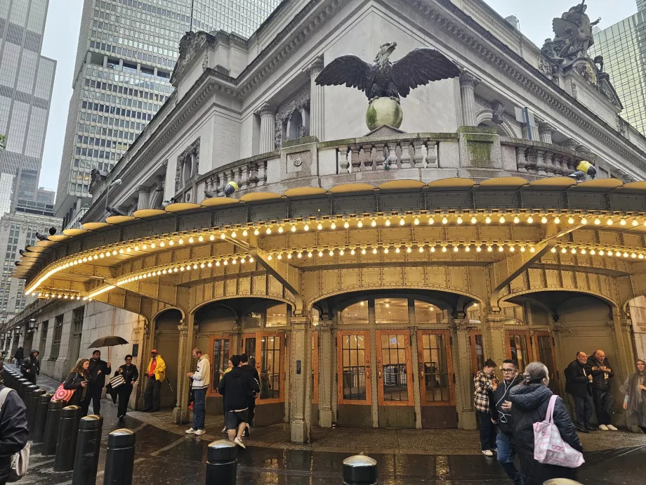 Статуя на орел над входа