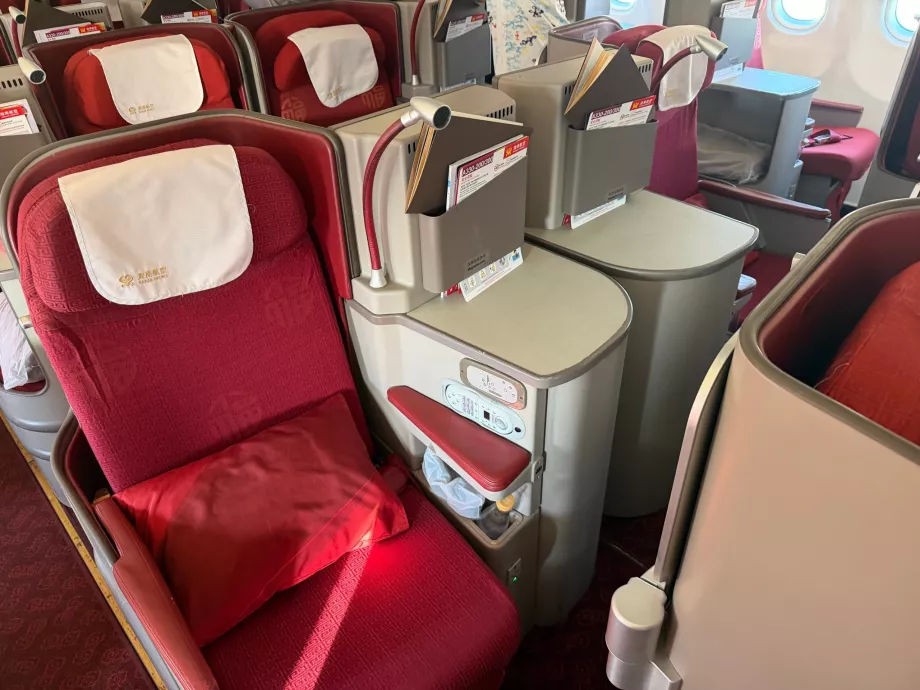 Друг вариант на средните седалки (далеч една от друга)