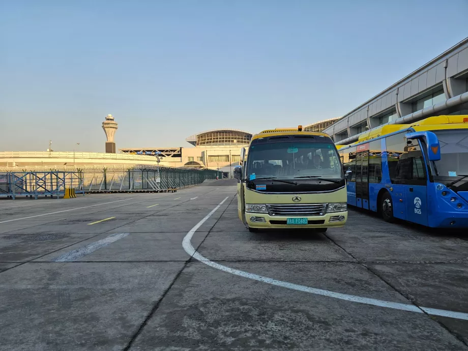 Трансфер с автобус до самолета