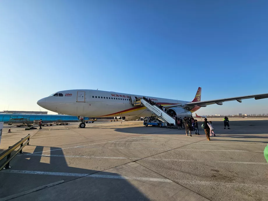 Самолетът ни на летището в Пекин