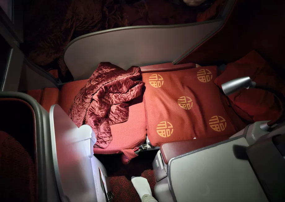 Диван, разгънат на легло