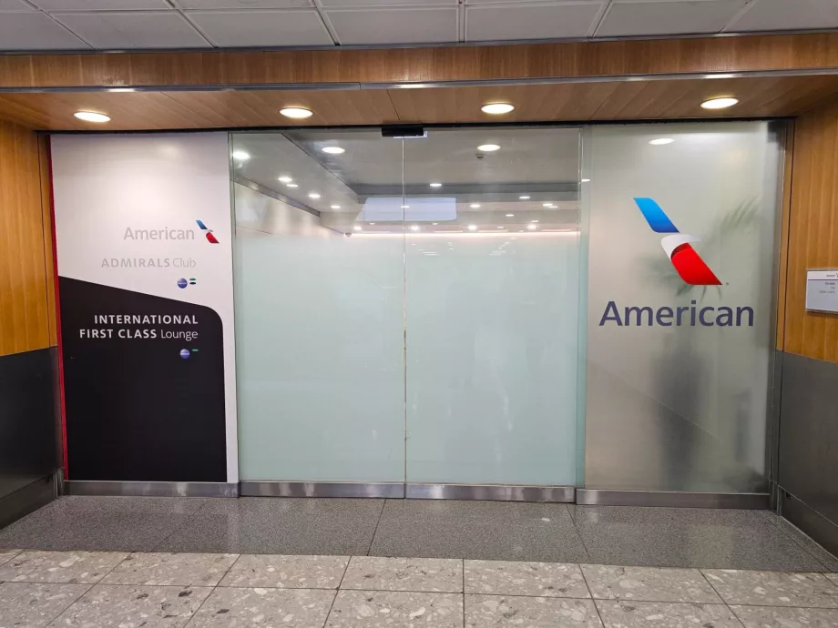 Главен вход на Admirals Club