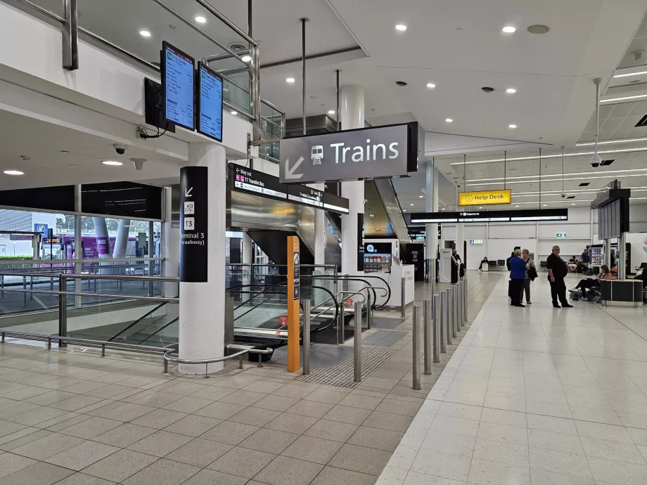 Вход към жп гарата от терминали T2 и T3