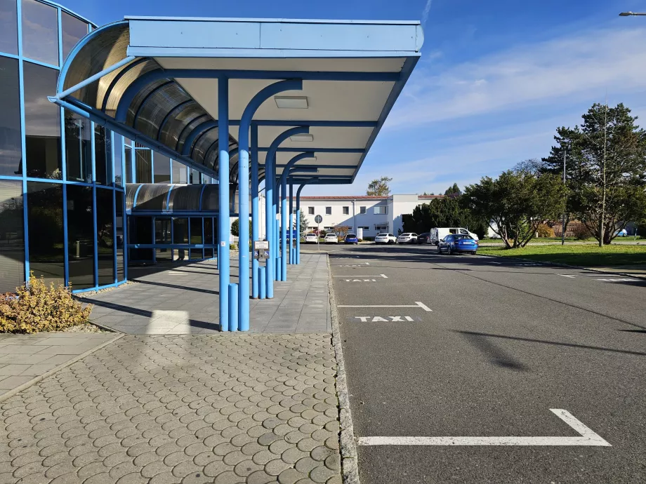 Таксиметрова стоянка пред залата за пристигащи